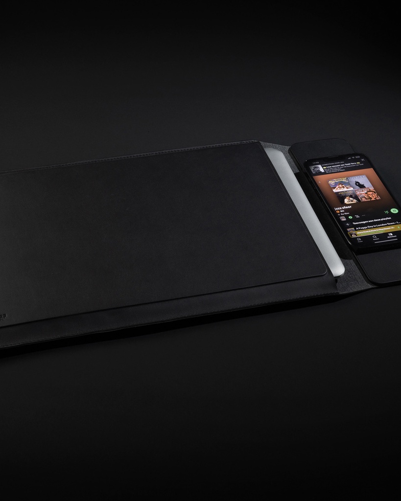 Magnetic Charging Laptop